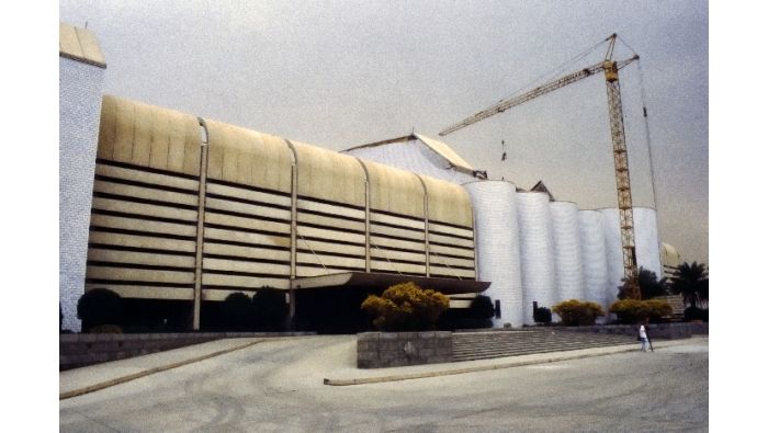 Das Eingangsportal des Kongreßgebäudes.