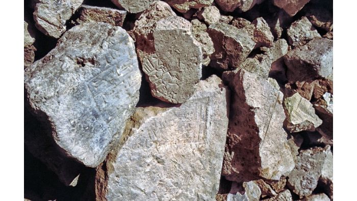 Bruchstücke von Keilschrifttafeln auf der Zikkurat von Borsippa.