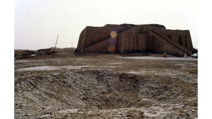 Die Zikkurat von Ur; Blick von Südosten. Im Bildvordergrund wiederum ein durch eine Rakete verursachter Krater ( Hof des Nanna)