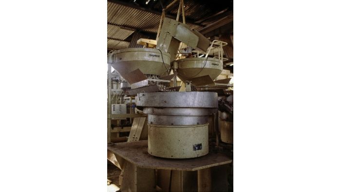 Diese Maschine steckte die gut sichtbaren Plastiklöffelchen in die Dosen.