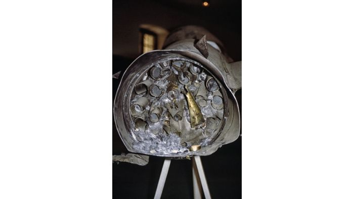 Diese Rakete, mit Fäden aus Fiberglas gefüllt, wurde gegen Hochspannungsleitungen eingesetzt.